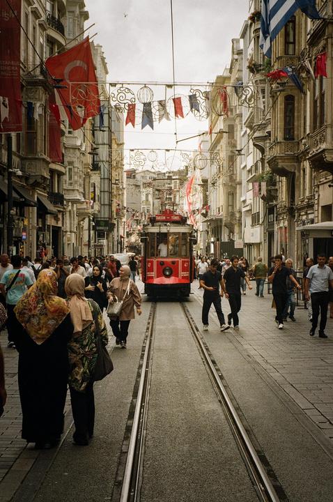 Istanbul tram (Leica mini zoom, Fujifilm 200)