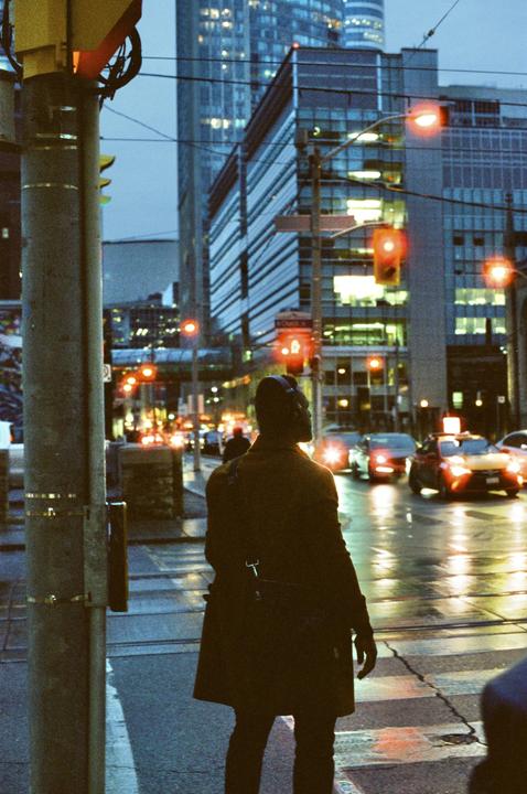 Can someone critique one of my favorite pictures i’ve taken, rip it to shreds, olympus om1, cinestill 800t, om 50mm f1.4