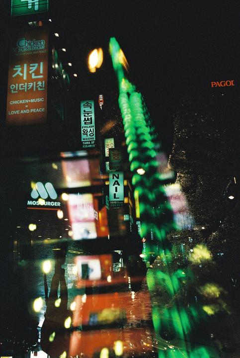 Quadruple exposure of night in Seoul (EOS55, 50mm, Lomography 400)