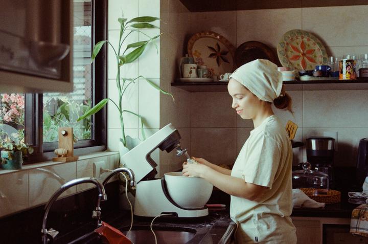 Girlfriend making cinnamon rolls. Colorplus 200, Canon EOS 3000n + EF 35-80mm