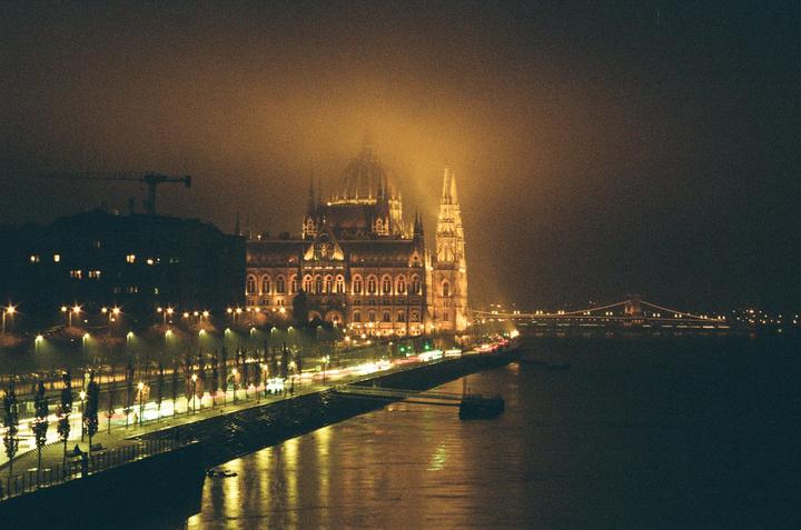 Budapest at night [Olympus OM-1, Tokina 28-85 f/4, Kodak UltraMax 400 shot at 800