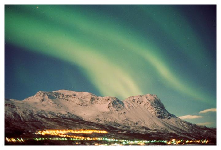 Aurora [Contax G1 + Contax G 35mm f/2 + Kodak Portra 800 @ 16 seconds]