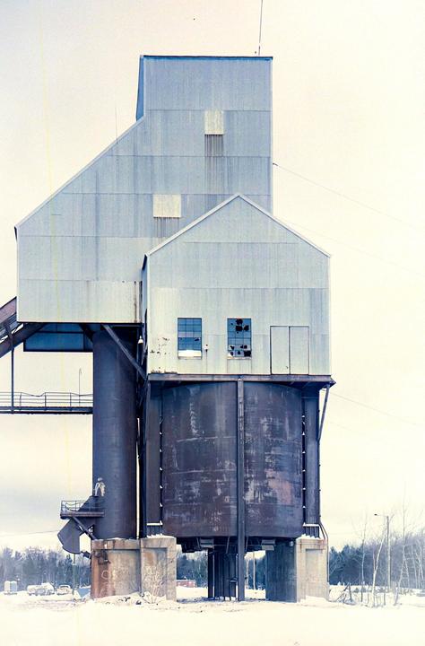 Frozen hellscape. Lomo metropolis. Zeiss Ikon Nettar 6x9.