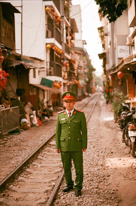 Train street guard in Hanoï [Nikon F3, Nikon 50mm F1.4, Reflx lab pro 100]
