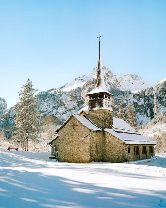 Snowy chapel and a scenic bench [Mamiya 7, Kodak Portra 160, 65mm f/4]