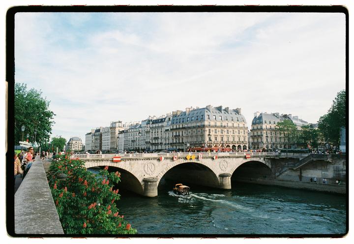 Spotted along the river Seine, Paris [Olympus OM20 - 28mm - Luckystar 400]