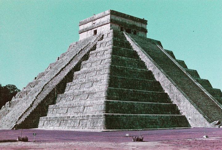 Chichén Itzá on lomochrome purple