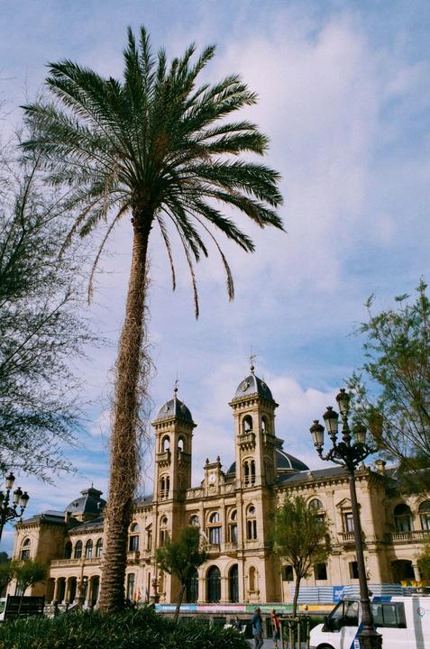 San Sebastián. Nikon f3, 28mm lens, unknown expired film.