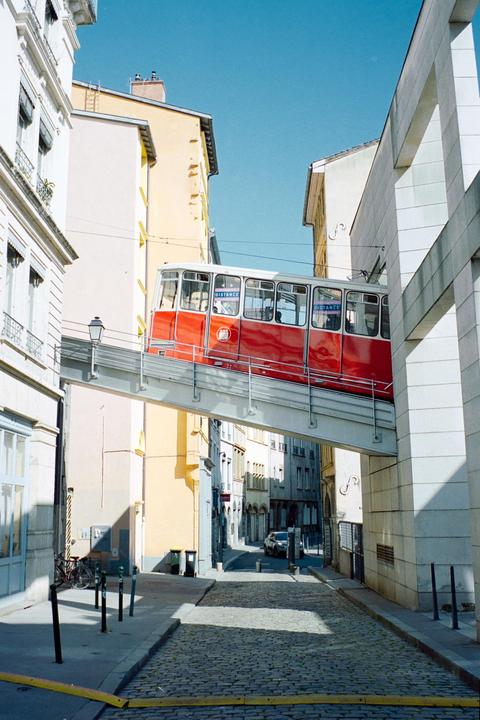 Going up ? [Portra 400, Voigtlander 35mm 1.4, Leica M4]