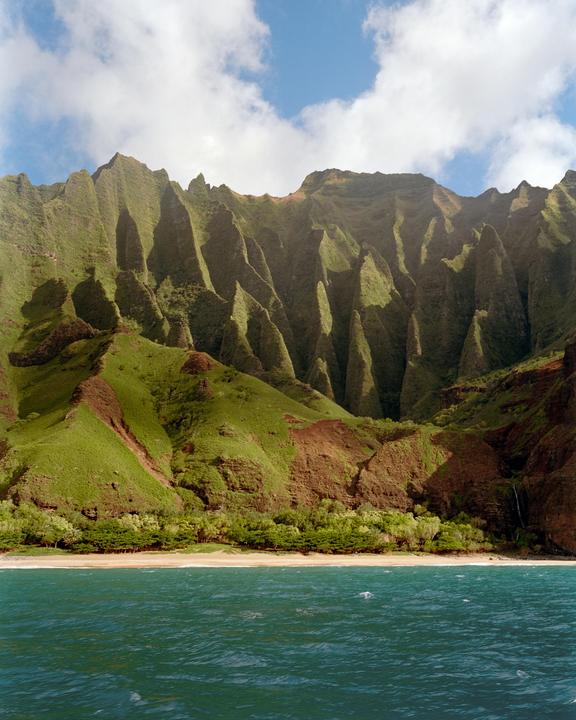 Nā Pali, one of the most beautiful sights I’ve witnessed. Mamiya 7 || 65mm f4 || Kodak Portra 400