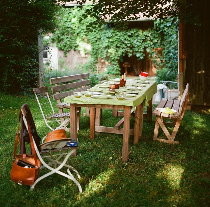 An afternoon with a smoker and a medium format camera in the garden / Bronica SQA / Kodak Ektar 100