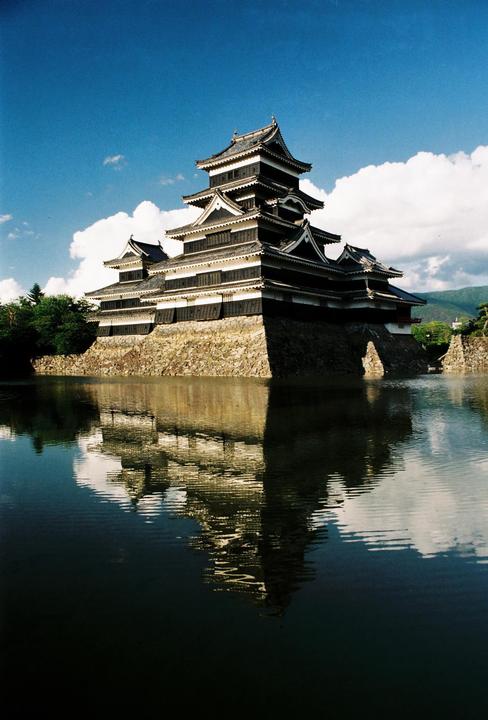 Matsumoto Jyo [Nikomat FTn / Nikkor 24mm f/2.8 / Fujicolor 100]
