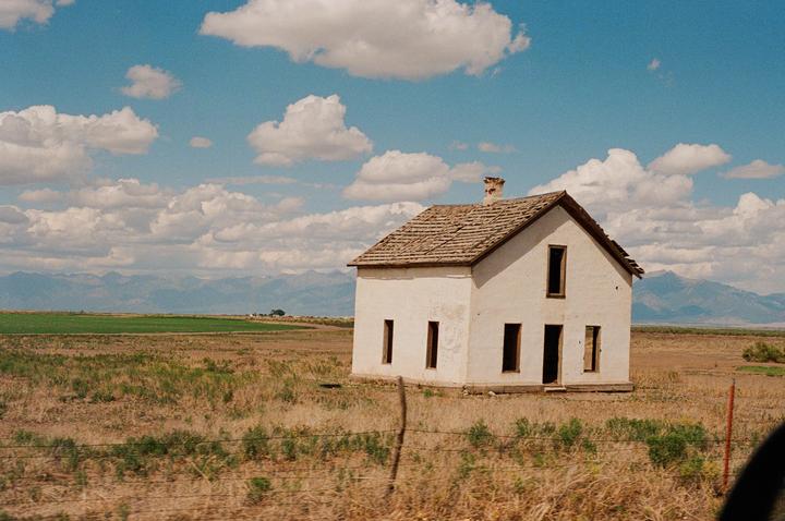 White Farm House - Nikon FM2 - Portra800 - 50mm - f11 - 1/1000