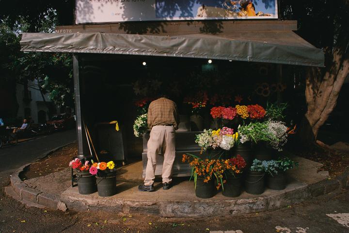 Flower shop in CDMX (Portra 400, Nikon F4, f1.8 24 mm)
