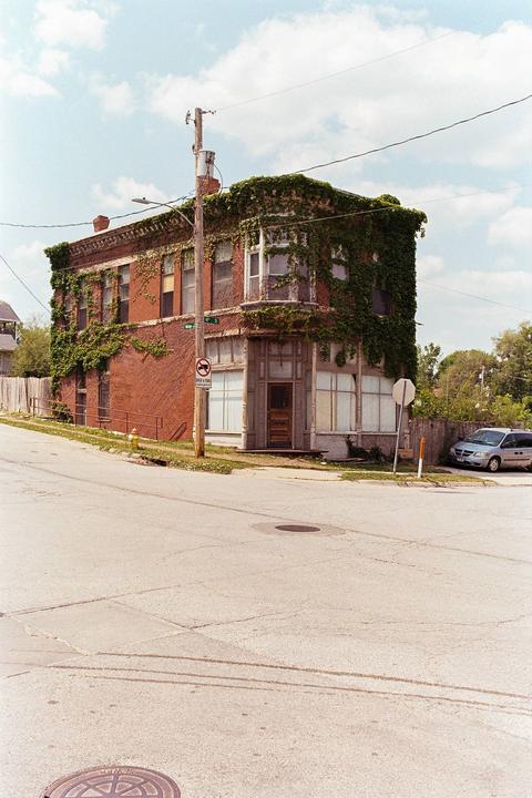 Overgrown/Nikon f3, 35mm f2, Gold200