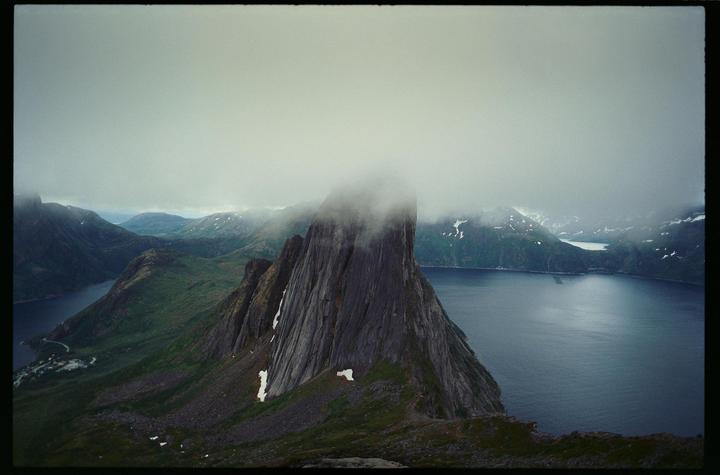 Senja [Olympus OM10, 28mm f2.8, Silbersalz 250D]