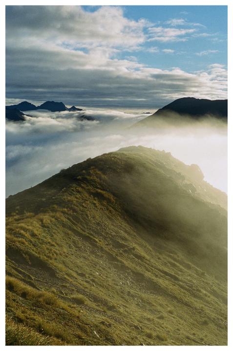 Cloudy ridge [Nikon N80 / 50mm / Portra 400]