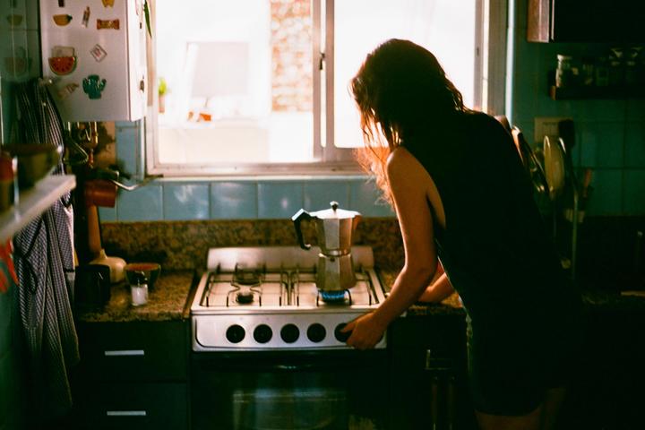 Kitchen life. [Nikon FM2 + Carl Zeiss Distagon T* 2/35 ZF + Lucky Color 200].