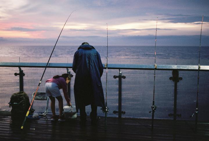 Fishing [Olympus OM-1n, Zuiko 50/1.8, Portra 400]