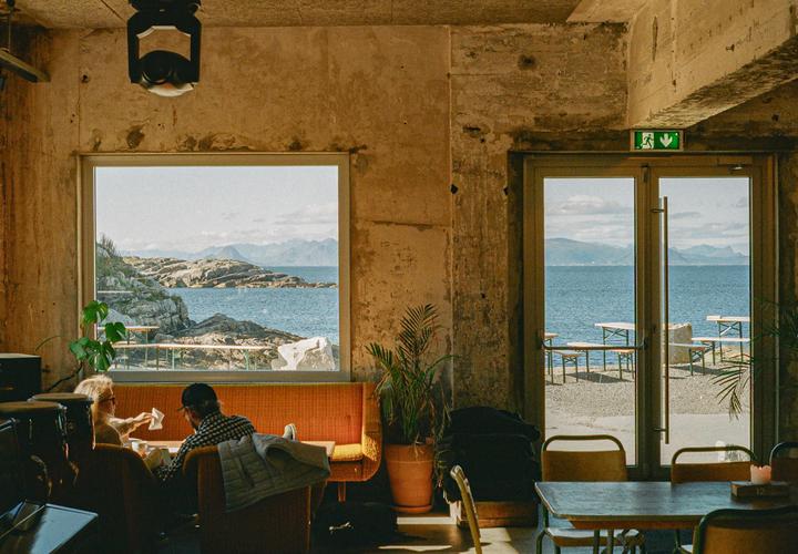 Café in Henningsvær (50mm / Pentax K1000)