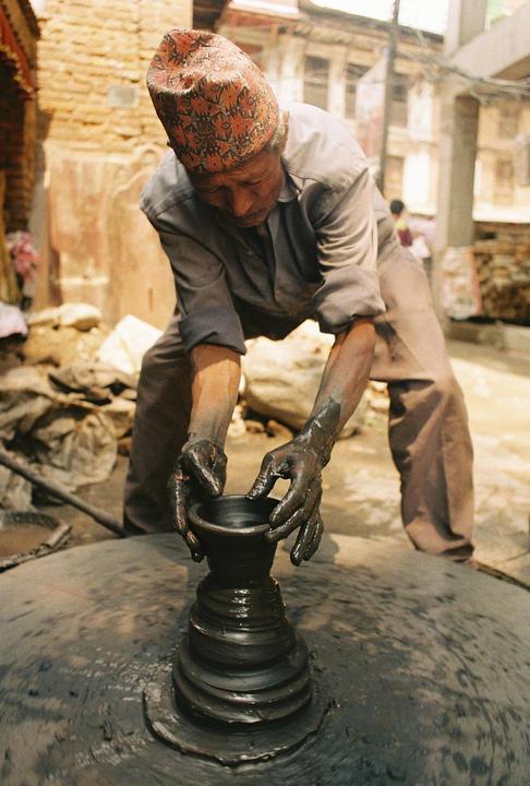 A potter in Kathmandu (Nikon FT2 - Superia400)