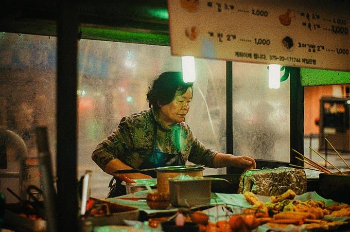 street food [Olympus OM 10 | 50mm | Lomo 400]
