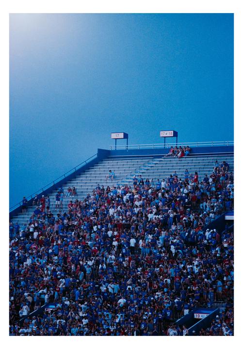 Under capacity [Nikon F100, 180mm f2.8, Lomography 800]