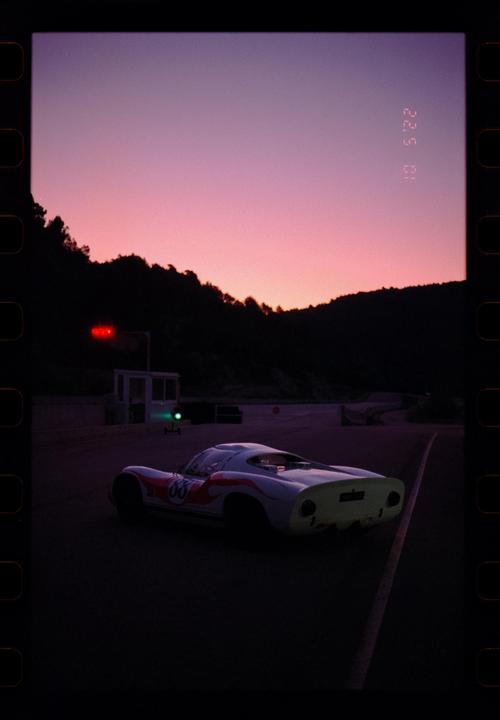 Porsche 910 at the crack of dawn - Nikon F5, 50mm 1.4D, Lomo 800