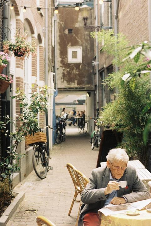 Which picture should I print? Gebed zonder end - Amsterdam [Nikon FM2, Nikkor 30mm, Kodak Ektar]