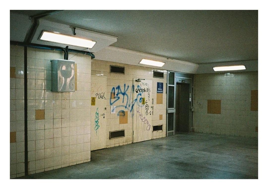 Metro [Pentax 17, Kodak Ultramax 400]