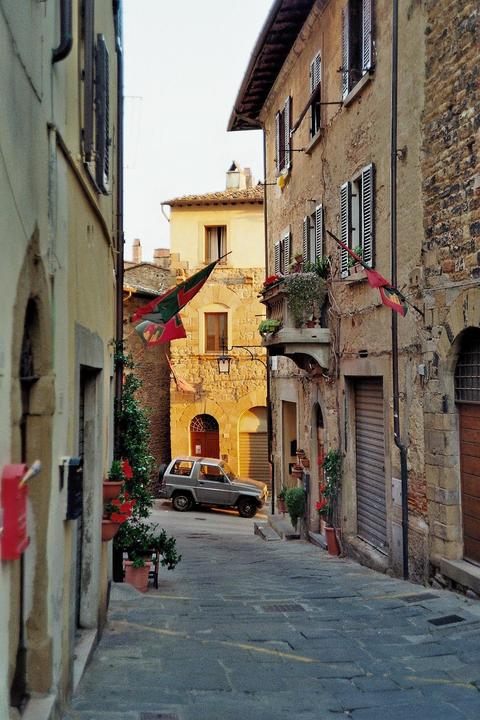 Tuscany [Olympus 35 RC; Kodak Gold 200]