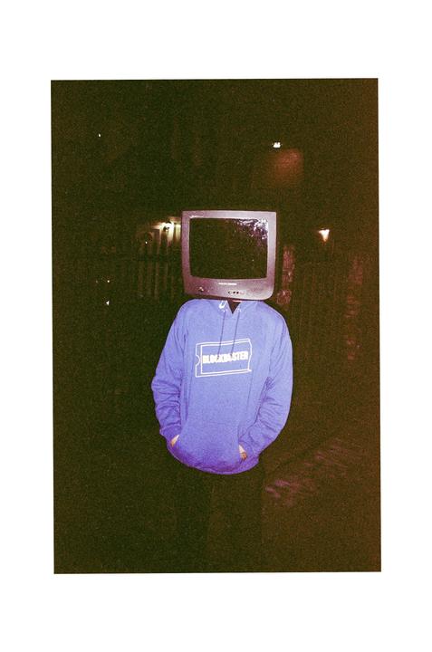 I have no idea who this is, but they walked by me while I was waiting for an Uber and let me take a pic (Minolta Freedom Zoom 150, Lomo Metropolis)