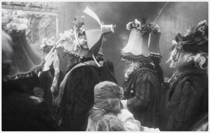 Aalst carnaval , minolta weathermatic 35 , ilford delta 400 ( expired 20 ish years ago ) stand development rodinal 1+100 1h .