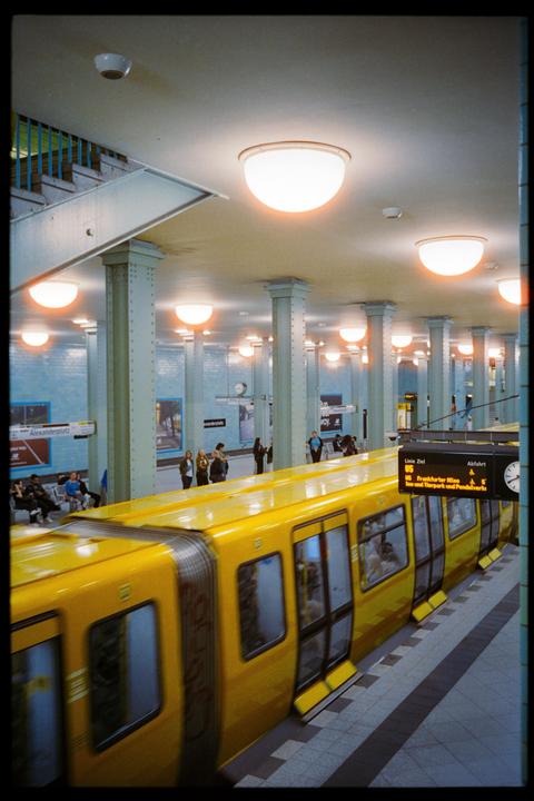 Berlin - Leica M7 + LLL 35mm 8e - Cinestill 800T