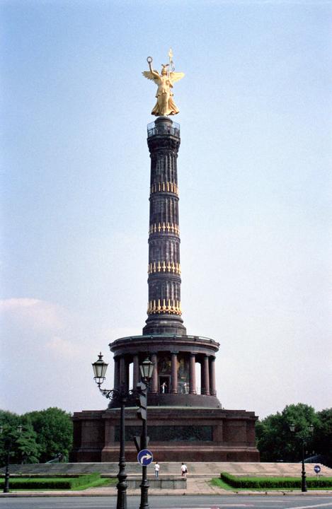 Berlin 1989 [Kodak Gold 200, my dad's Nikon (?), Coolscan V ED that I am testing]