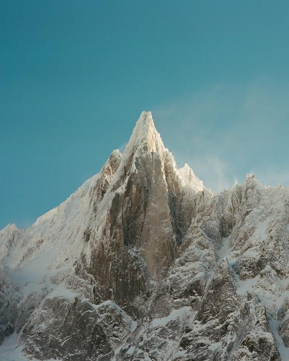Winter sun in Chamonix, 📷 Mamiya 7ii / Canon WP-1, 🎞 Portra 400 / Kodak Gold