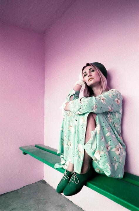 "Waiting" [Minolta Dynax 9xi + Konica Minolta 17-35mm f2.8-4 + Lomography Lomochrome Purple 100-400]