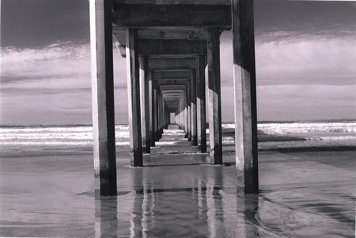 Scripps Pier (Nikon F2, Tri-X 400, Voigtlander 40mm F/2)