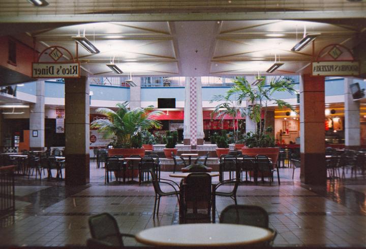 I take pictures of empty Malls (Nikon F4 50mm, FujiFilm 400)