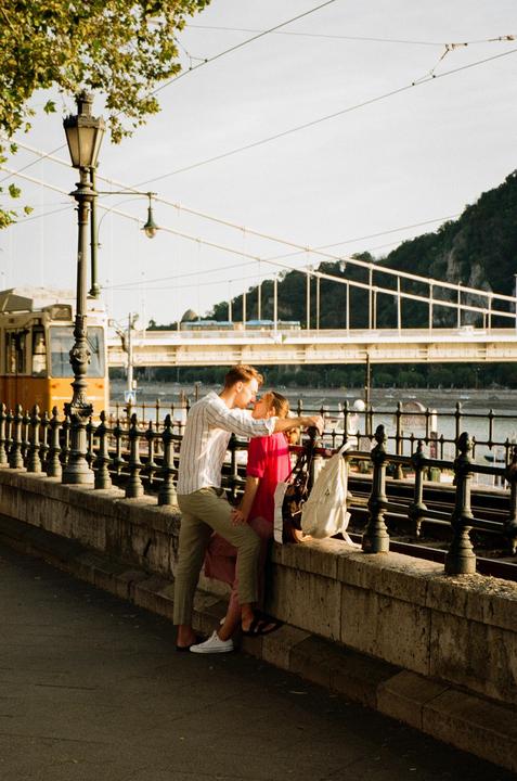 Budapest love (Leica mini zoom, kodak gold 200)