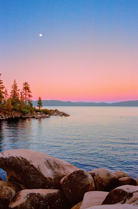 Quiet Moments from Lake Tahoe [Portra 400 & Cinestill 800T | Leica M6 + 35mm Summicron | Mamiya 7 + 80mm f4]