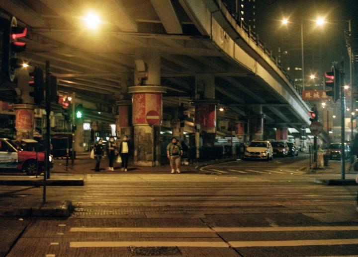 A rainy evening at one of the busiest streets of this concrete-jungle-city. / Olympus OM1 - 35mm Kodak Portra 400