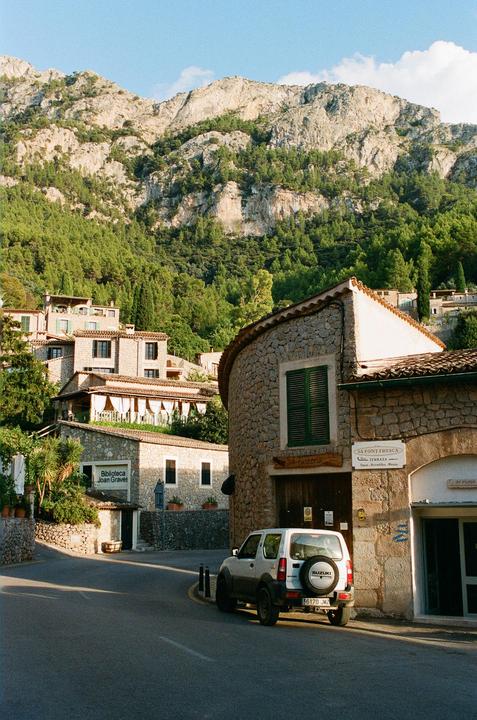 Deià (Nikon F2, 35mm AIS, Lomo 800)