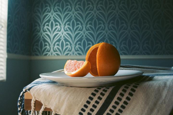Orange slice [Pentax K1000, Albinar ADG 28mm, Kodak Ektar 100]
