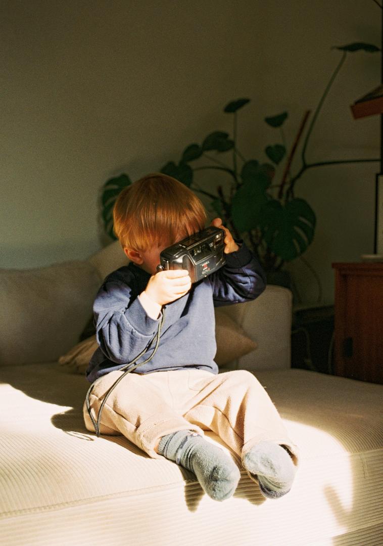 my son discovers the fabulous world of photography (eos300 Kodak vision3 500T), shot on CANON EOS 300