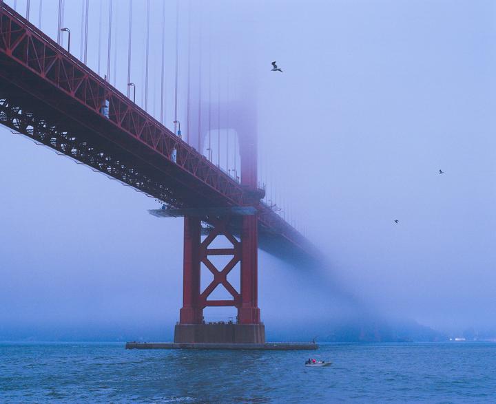 Colossus of the fog - Pentax 6x7, 105mm f2.4, Lomo 400