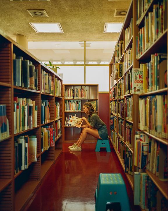 The librarian, Mamiya 7+65mm f4, Portra800