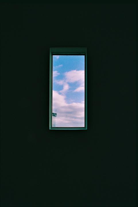 [Olympus OM2n, OM-Zuiko 50mm f1.8, fujicolor superia 400] been my phone wallpaper for a while now
