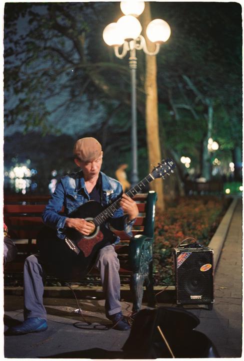 Street artist (Olympus OM30, 50mm f/1.4, Vision 500T)