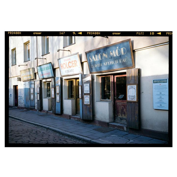 Window Shopping [Fujica GW690II, Fujinon 90mm, Pro 400H, Epson V600]